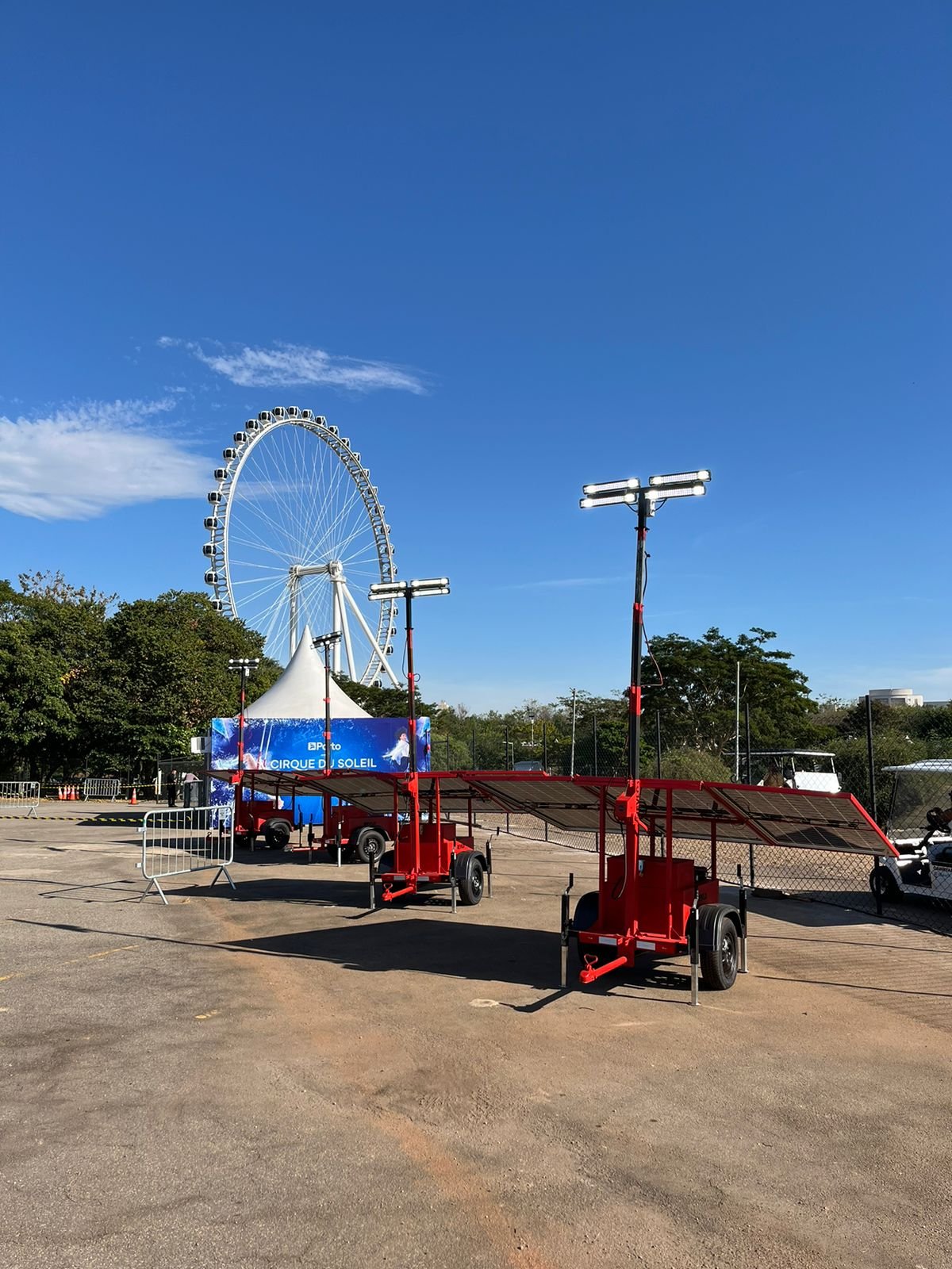 Torre de iluminação ECO 300 Solar Revlo em operação